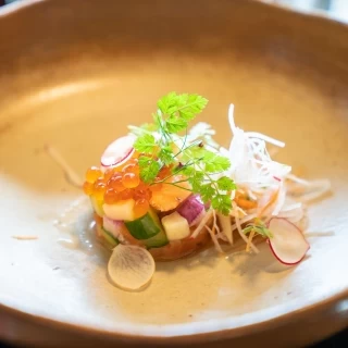 本マグロと寒平目、活つぶ貝のマリネ 香味野菜のセルクル仕立て