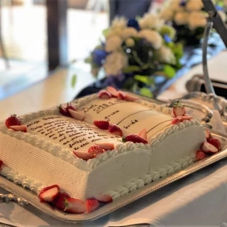 本を読むのが大好きなおふたり。ブック型ウエディングケーキをご希望。
